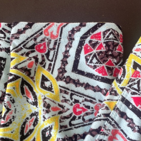 LuLaRoe soft one size leggings with great design - Picture 2 of 5
